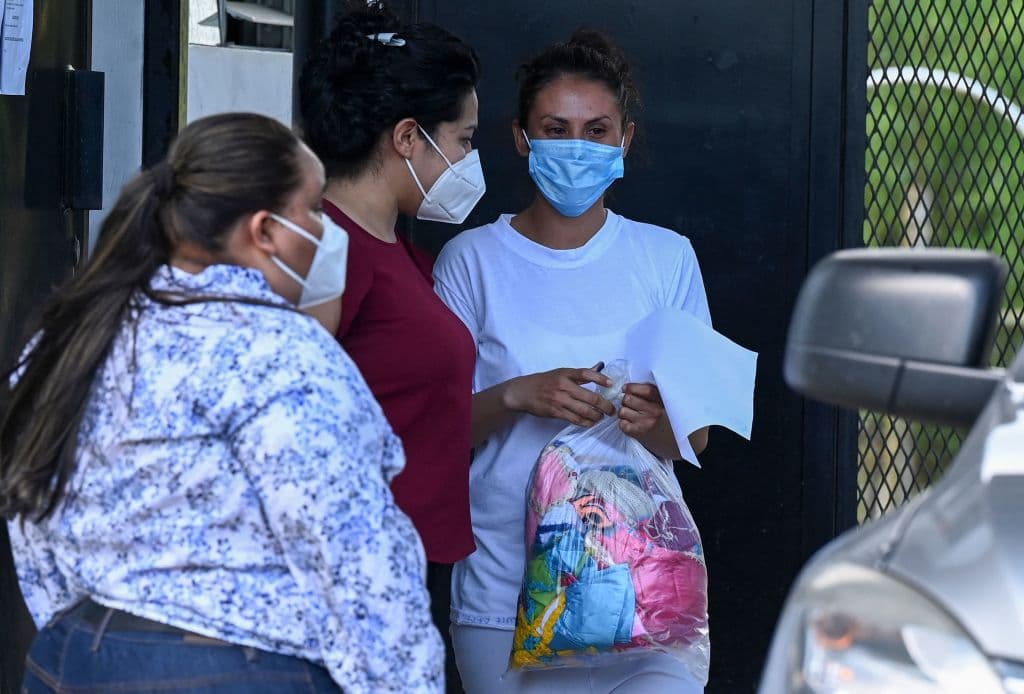 En 2012, Sara, que ahora tiene 28 años, presentaba un embarazo de ocho meses y tuvo una emergencia obstétrica al resbalarse en el momento en que se encontraba lavando ropa en el patio de su casa, en un área rural del poblado de Santa Cruz Analquito, 44 km al este de San Salvador. La familia la encontró sufriendo una hemorragia e inconsciente por lo que la trasladó al hospital de la ciudad de Cojutepeque. Aún cuando estaba en en delicado estado de salud, la acusaron de querer terminar con su embarazo, por lo que fue detenida y señalada de homicidio agravado.
<br>