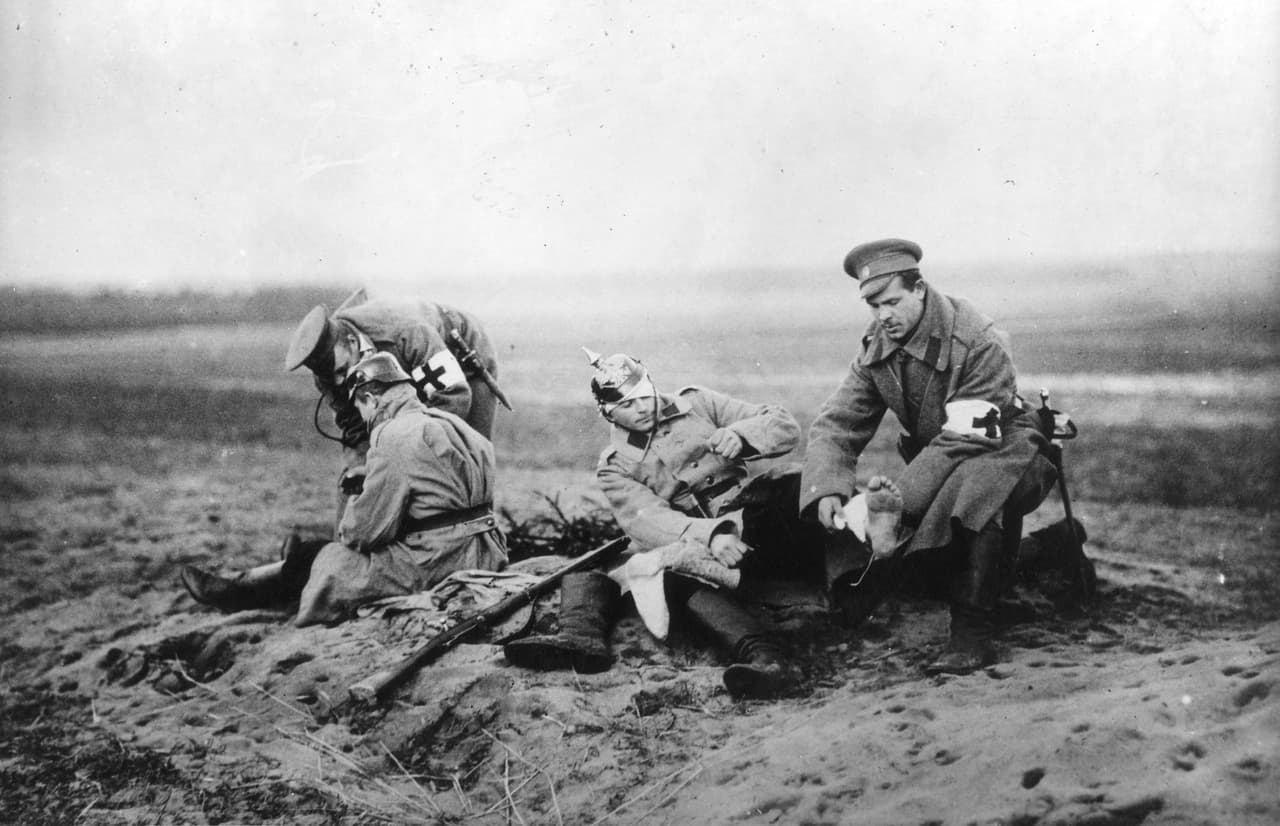 <b>Brote de tifus (1918-1922).</b> Esta enfermedad cambió el curso de la Primera Guerra Mundial. Es causada por bacterias propagadas por pulgas y piojos y se extendió en las tropas Rusia al este de Europa. Junto a una serie de desastres militares, terminó diezmando a las fuerzas militares de ese país. Causó al menos 3 millones de muertos.
<br>