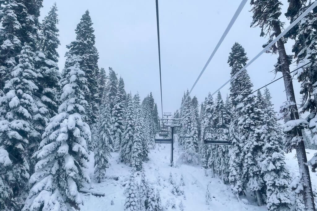 El complejo turístico Kirkwood Mountain Resort cerró y anunció en redes sociales que no era seguro reabrir con 
<b>17 pulgadas (43 centímetros) de nieve acumulada durante la noche </b>y por los fuertes vientos. La nieve “es tan severa y tan espesa”, que le están recomendando a las personas que "si no necesitan estar cerca de esta zona, quizás no deberían viajar”, dijo Carlos Pérez, oficial de la Patrulla de Caminos de California.