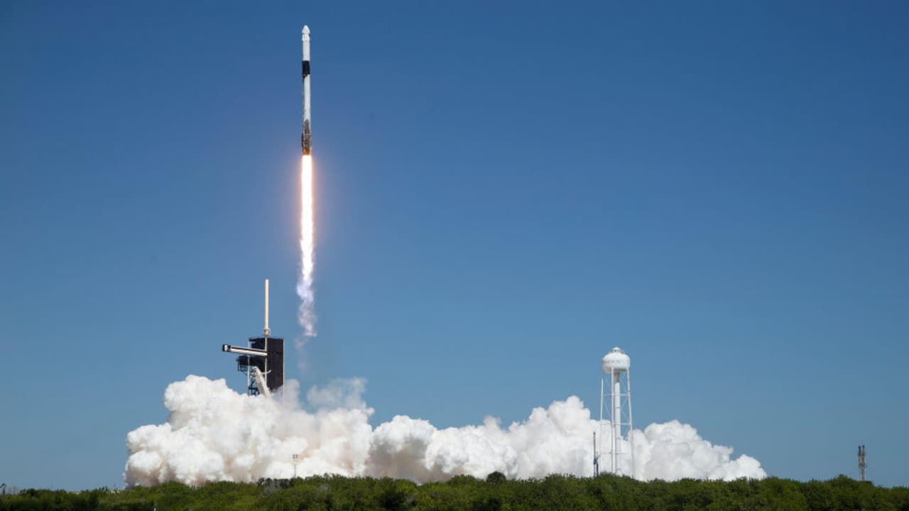 SpaceX lanza con éxito su primera misión turística tripulada rumbo a la Estación Espacial Internacional