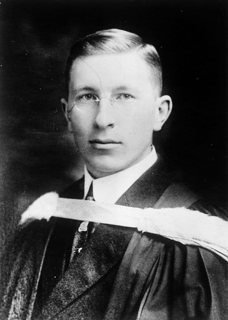 Al otro lado del mundo, una persona clave: 
<b><a href="https://www.nobelprize.org/prizes/medicine/1923/banting/biographical/" target="_blank">el doctor canadiense Frederick Banting </a></b>quien avanzaba en una investigación sobre la que se llamaría insulina. En 1919, Banting regresó de la guerra a Canadá. Se especializó en investigación de la diabetes y
<b> ya sabía por trabajos previos de otros expertos que era causada por la falta de una hormona secretada por los islotes de Langerhans en el páncreas. </b>Edward Schafer, fisiólogo inglés 'padre' de la endocrinología, había acuñado a esa hormona 
<b>el nombre insulina (que deriva de ínsula, por los islotes), señala la fundación Nobel. </b>