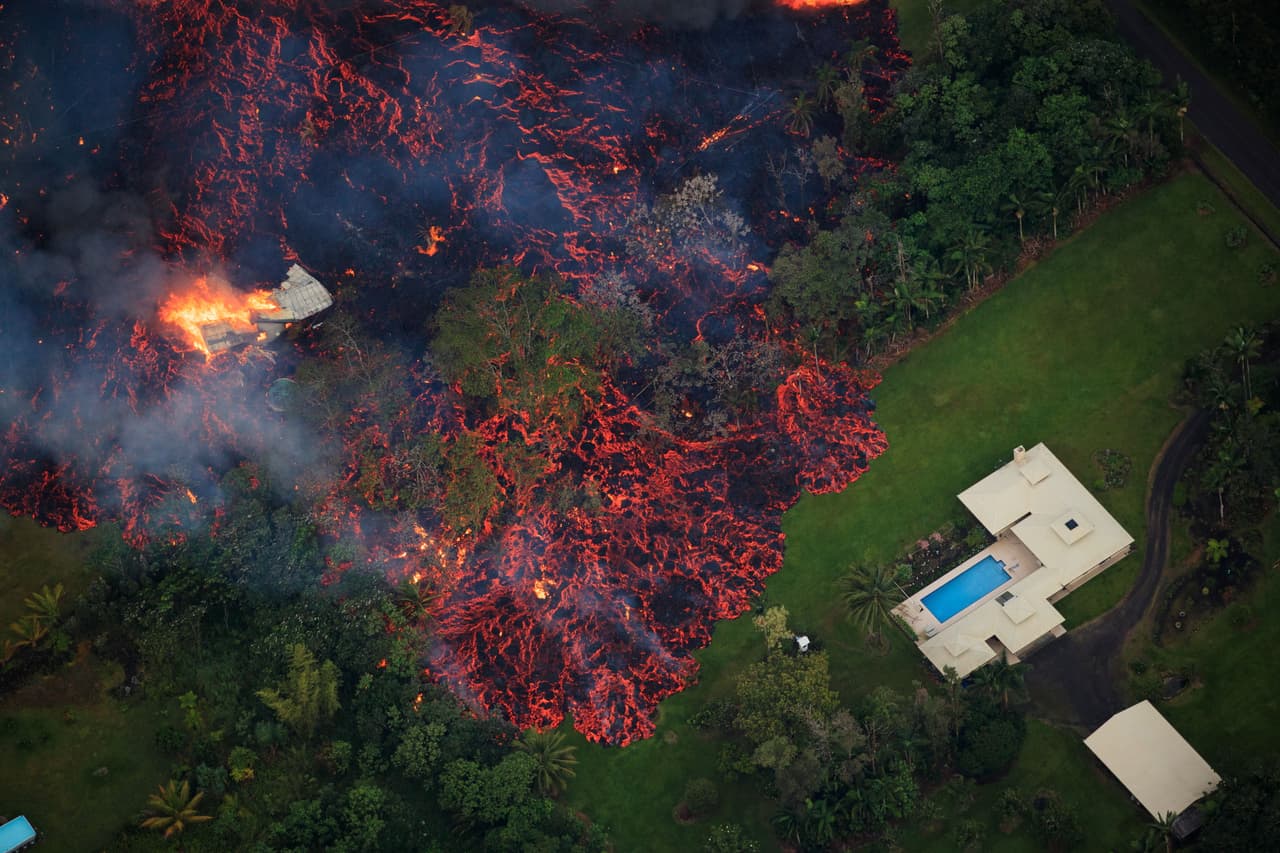 Al menos 10 fisuras que emanan lava se han abierto alrededor del volcán.