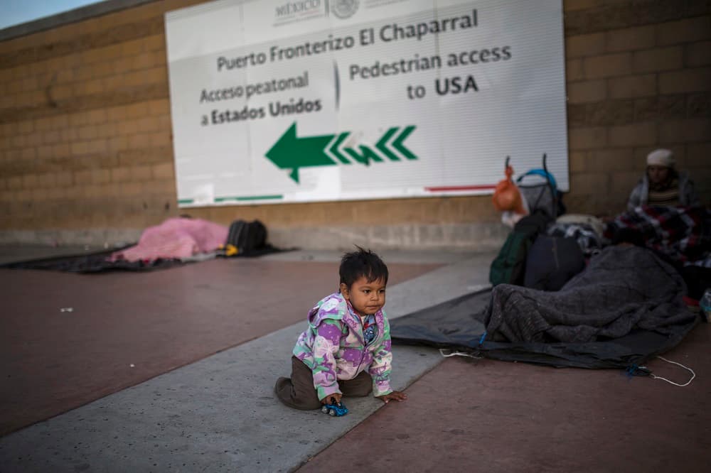 El gobierno entrante de AMLO niega que haya acordado con EEUU que los migrantes esperen en México por su proceso de asilo