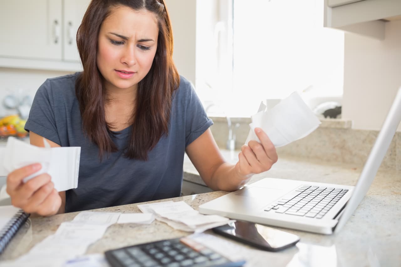 <b>2) Indica cuánto dinero ganas y resta tus gastos: </b>"Primero (indica) cuánto recibes de dinero y empiezas a poner los gastos; por ejemplo: - 100 dólares del celular, - 50 dólares del pago del internet y al final me queda el resultado de lo que me va a sobrar”.
