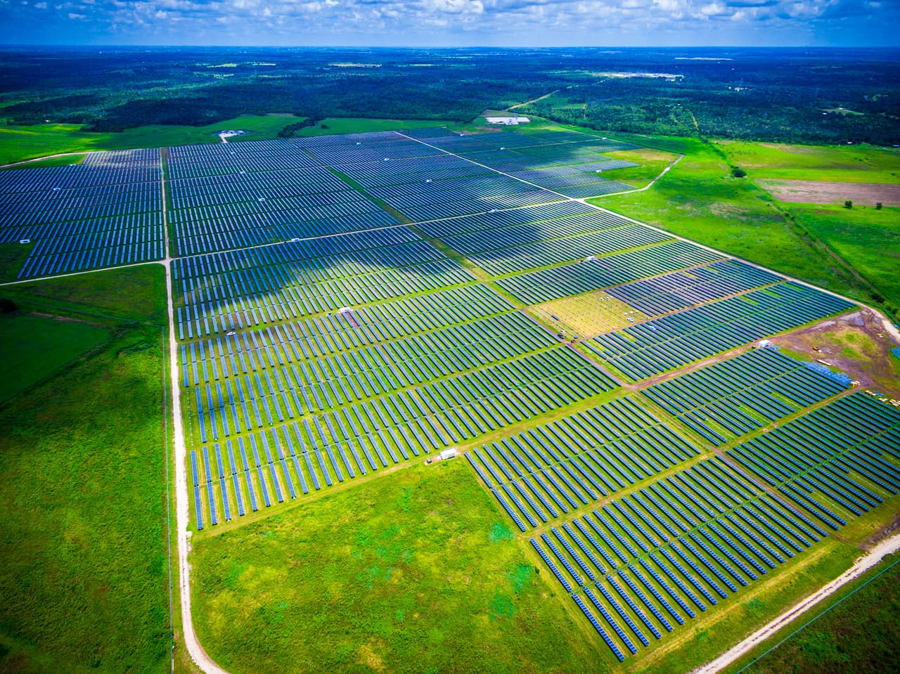 <b>Puesto 2. Estados Unidos</b>
<br>
<br>Total de la producción mundial: 10.6%.
<br>
<br>Capacidad instalada: 75,572 megavatios.
<br>
<br>Vatios por habitante: 231.
<br>
<br>Este país añadió 50,000 megavatios de energía solar en los primeros tres meses de 2021. El crecimiento anual en Estados Unidos de la energía solar ha sido de 42% en la última década. 
<br>
<br>En la fotografía una planta de energía cerca de Austin, Texas.
<br>