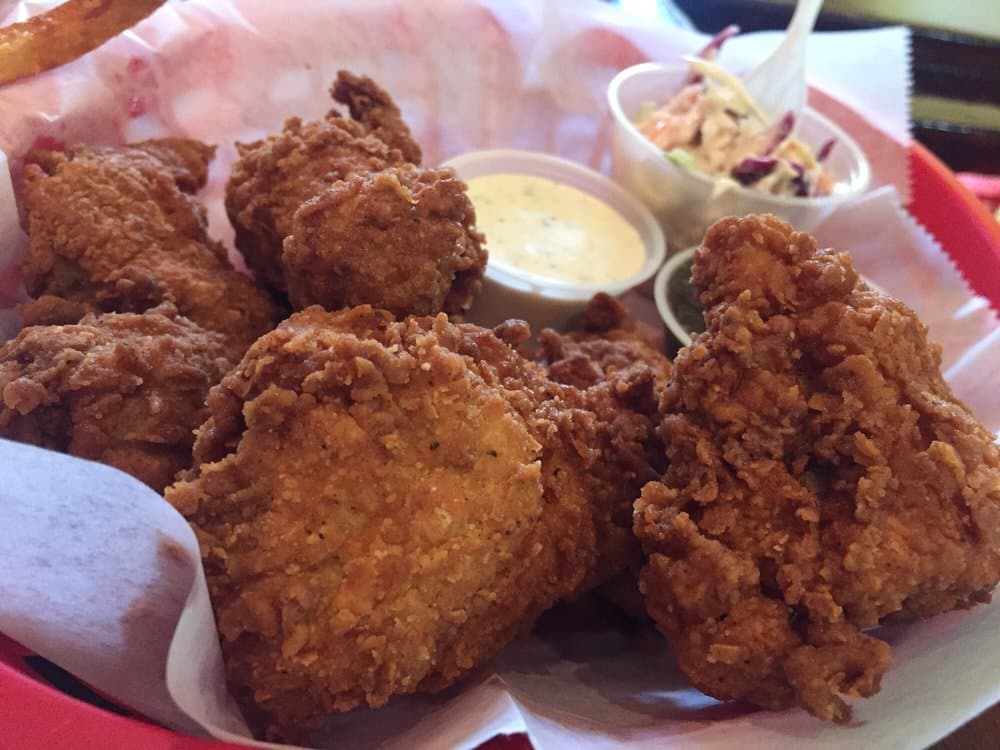 <b>Foghorn</b>
<br>Dirección: 4213 Ridge Ave Philadelphia, PA 19129
<br>Teléfono: (267) 335-3061
<br>Sitio web: 
<a href="http://foghornphilly.com">http://foghornphilly.com</a> 
<br>
<b><a href="https://www.yelp.com/map/foghorn-philadelphia">Cómo llegar</a></b>
<br>
<br>El restaurante sirve “pollo frito estilo Philly, papas fritas cortadas a mano, la famosa ensalada de repollo del abuelo y salsas especiales”, según sus propietarios.
