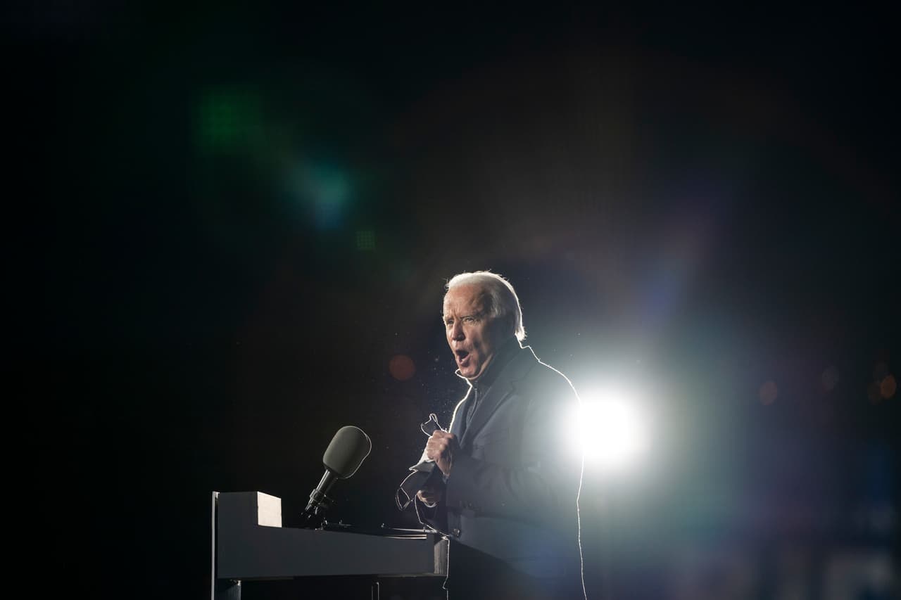 Joe Biden habla durante un mitin de campaña en Lexington Technology Park este lunes en Pittsburgh, Pennsylvania. Un día antes de las elecciones, el exvicepresidente fue tajante al decir que su mensaje era simple: "¡El poder para cambiar este país está en sus manos, en sus manos! ... 
<b>No me importa cuánto lo intente Donald Trump, no hay nada, nada que detenga a la gente de esta nación para que ejerza su voto, punto".</b>
<br>