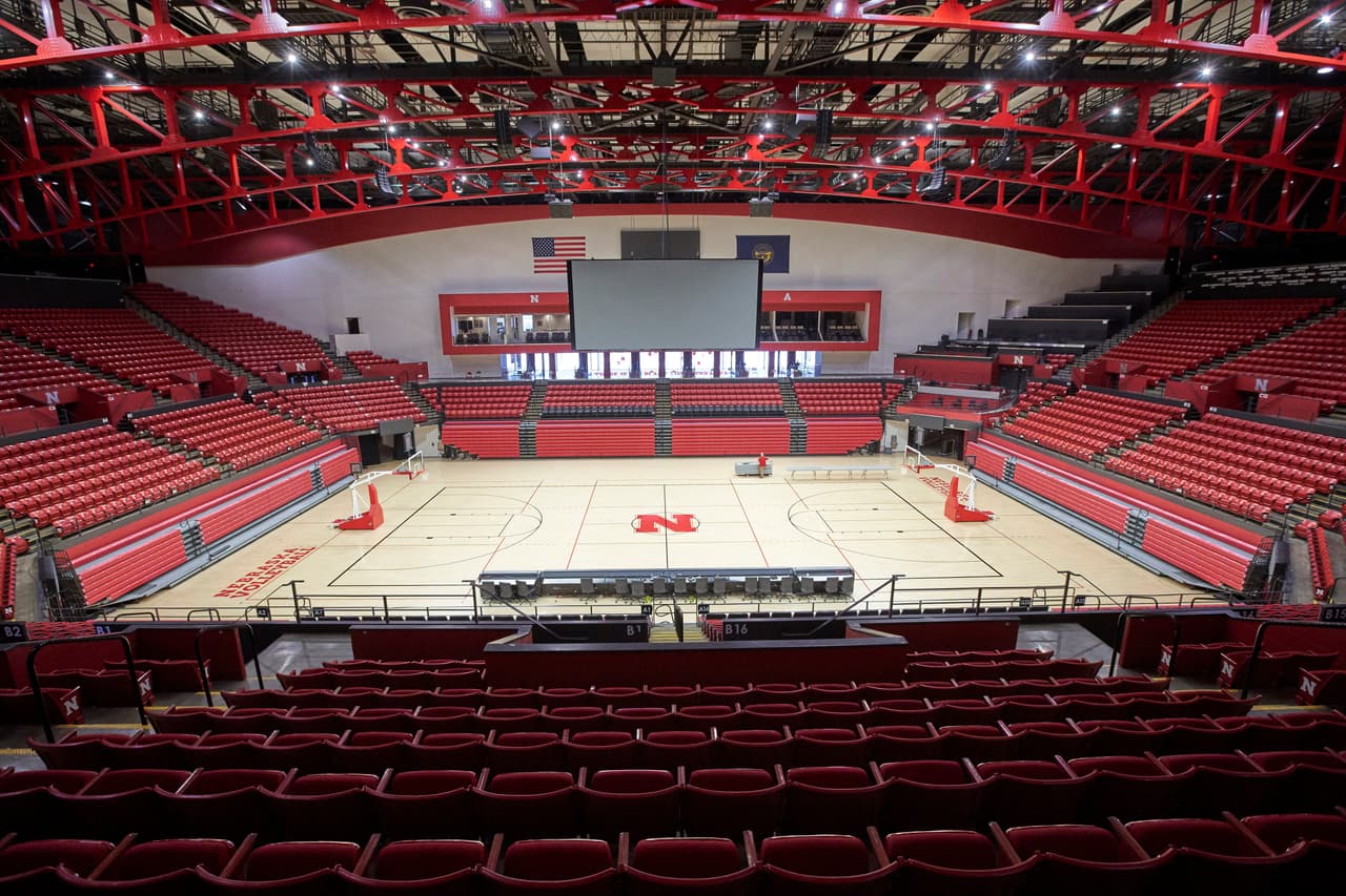 El Centro Deportivo Bob Devaney se preparaba para el torneo de baloncesto masculino de Nebraska, pero las autoridades del estado limitaron el aforo exclusivamente para familiares de los jugadores.