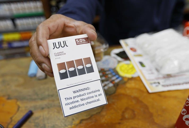 La compañía Juul es la líder en San Francisco en la venta de cigarrillos electrónicos. La empresa asegura que su producto es más saludable que fumar el tabaco convencional y que está tomando medidas para disuadir a los jóvenes de adquirir sus cigarrillos, como eliminar sus cuentas de Instagram y Facebook.