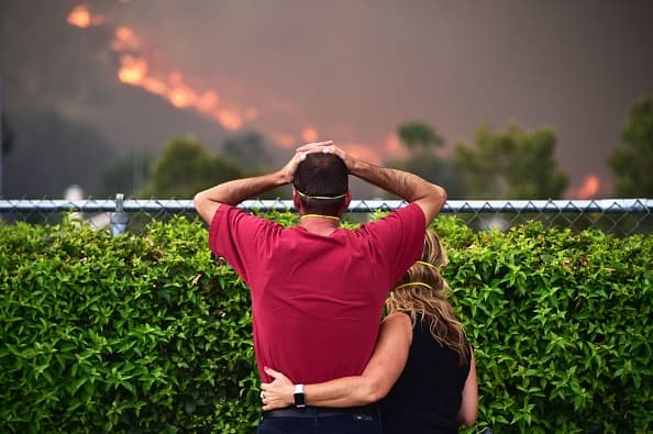Prepara un plan de salida con la familia. Identifiquen juntos un lugar de encuentro de emergencia fuera de la zona de incendio o zona peligrosa.