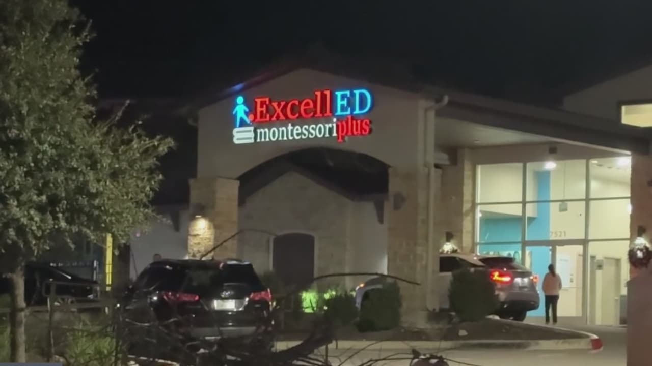 Una tragedia enluta a una escuela luego de un 
<b><a href="https://www.univision.com/local/san-antonio-kwex/fuerte-choque-escuela-excelled-montessori-plus">accidente que dejó una maestra muerta y cinco niños heridos. </a></b>
<br>
<br>Según informes, tras una presentación navideña, una madre fue a buscar a sus hijos; sin embargo, aceleró y chocó a otro auto. 
<br>
<br>El impacto fue tan fuerte que ambos vehículos atravesaron una cerca que rodeaba un área de juegos donde estaban los menores y la profesora.