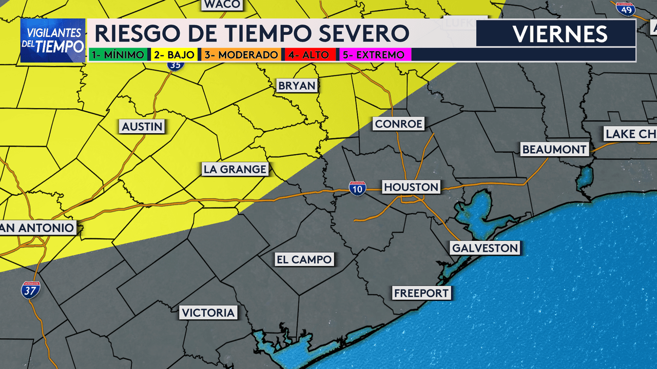 Este descenso en temperaturas viene acompañado de la posibilidad de tiempo severo en la ciudad y alrededores. El viernes las posibilidades de tiempo severo estarán hacia el norte del área de Houston.