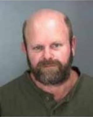 <h3 class="cms-H3-H3">Bruce Emerson Sawhill</h3>
<br>
<br>Este hombre de 68 años, oriundo de Missouri, es acusado de 
<a href="https://www.fbi.gov/wanted/cac/bruce-emerson-sawhill" target="_blank">agredir sexualmente a una niña pequeña en varias ocasiones</a> -luego de hacerse amigo de los padres de la víctima- en el condado de Jefferson, Missouri, durante 2001. 
<br>
<br>Sawhill fue acusado en Missouri de dos cargos de sodomía legal y puesto en libertad bajo fianza en espera de un juicio. Sawhill no compareció ante el tribunal en la fecha del juicio, por lo que en junio de 2006 se emitió una orden de arresto federal y fue acusado de fuga ilegal para evitar el procesamiento.
<br>
<br>La agencia cree que el fugitivo puede haber viajado al área del noreste de Pacífico y estará trabajando en una granja de marihuana. El FBI ofrece una recompensa de hasta 25,000 dólares por información que conduzca a la ubicación y arresto de Sawhill. 
<br>
<br>
<br>