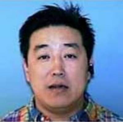 <h3 class="cms-H3-H3">Shu Gang Li</h3>
<br>
<br>Nacido en China hace 51 años, la agencia acusa a este propietario de salones de masajes de 
<b>transportar personas entre estados para involucrarlas en actividades sexuales ilegales. </b>
<br>
<br>Li tenía el estatus de extranjero residente permanente y residió en Overland Park, Kansas City, Missouri, en 2006 y 2007. 
<br>
<br>Además, Li fue acusado de cuatro cargos por un gran jurado federal en el Distrito Oeste de Missouri, debido al transporte de mujeres 
<b><a href="https://www.fbi.gov/wanted/human-trafficking/shugang-li" target="_blank">para involucrarlas en la prostitución dentro de sus comercios y en otros lugares. </a></b>
<br>
<br>Li y sus socios transportaron al menos a cinco mujeres entre 2006 y 2007. El 11 de marzo de 2008 se emitió una orden de arresto federal contra él.
<br>