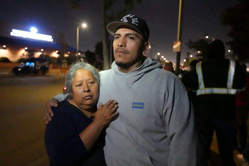 A 
<b>María Orozco</b> le regresó el alma al cuerpo este miércoles en la noche, cuando 
<b>sus tres hijos fueron <a href="https://www.univision.com/noticias/estados-unidos/derrumbe-de-un-tunel-en-los-angeles-asi-se-salvaron-los-31-sobrevivientes" target="_blank">rescatados del colapso parcial del túnel</a></b> industrial en cuya construcción trabajaban, en el bloque 1700 Norte, de la calle Figueroa, en el vecindario de
<b> Wilmington</b>, al sur del centro de Los Ángeles, California. En la imagen abraza a 
<b>Orlando</b>, uno de sus tesoros.