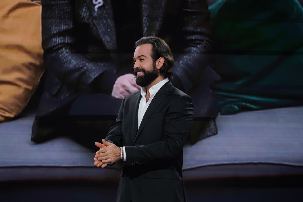 Diego de Erice dirigió junto a Galilea Montijo esta Gala en la que La Jefa sorprendió con una dinámica nueva, los habitantes pudieron otorgar puntos a tres compañeros en lugar de dos.