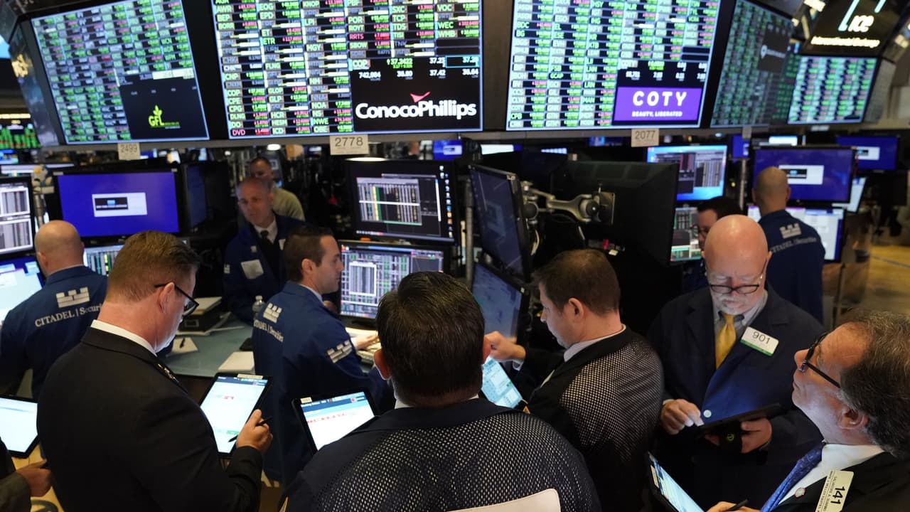 <b>En video:</b> 
<b>Ómicron impactaría en el empleo y la economía de Estados Unidos en 2022: ¿cómo prepararse ante la inflación?</b>
<br>
<br>Luego de que el presidente del Sistema de la Reserva Federal, Jerome Powell, anunció este martes que la nueva variante del coronavirus, ómicron, podría tener un impacto negativo en el empleo y en la inflación en 2022, el asesor financiero, Andrés Gutiérrez, habló sobre cómo se verá reflejada esta realidad en la economía del país y cómo debemos prepararnos ante el aumento de precios.
<br>
<br>
<a href="https://app.prende.tv/envivo/207305?utm_source=univisioncom&utm_medium=referral&utm_campaign=news-promo-november">Puedes ver más noticias gratis en Prende TV aquí.</a>
