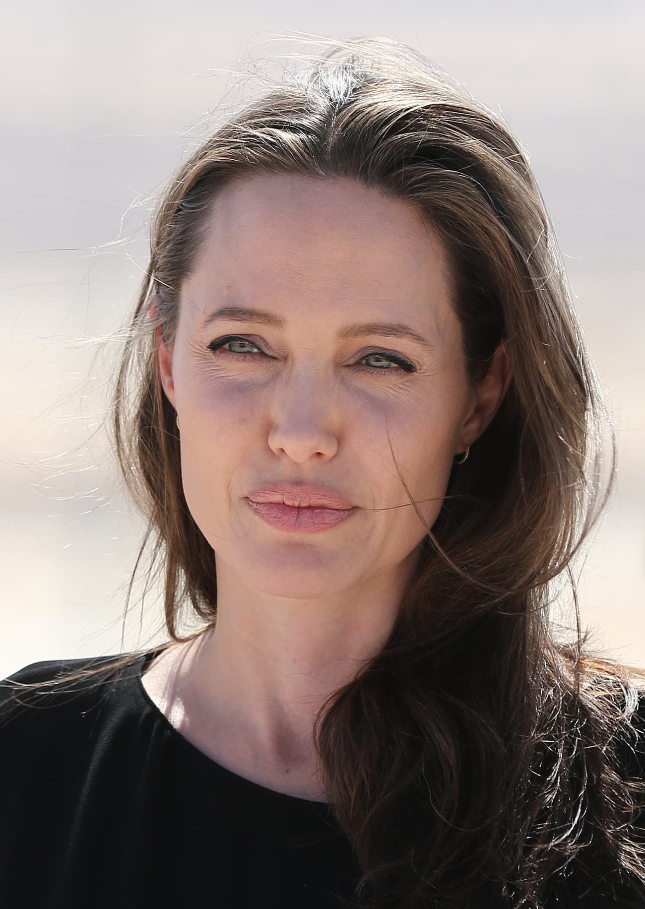 “A veces, las mujeres en las familias se colocan en último lugar, hasta que se manifiesta en su propia salud”, explicó Angelina Jolie a la revista ‘Vanity Fair’ en 2017 con respecto a su parálisis. Asimismo, declaró que la acupuntura le ayudó a recuperarse por completo.