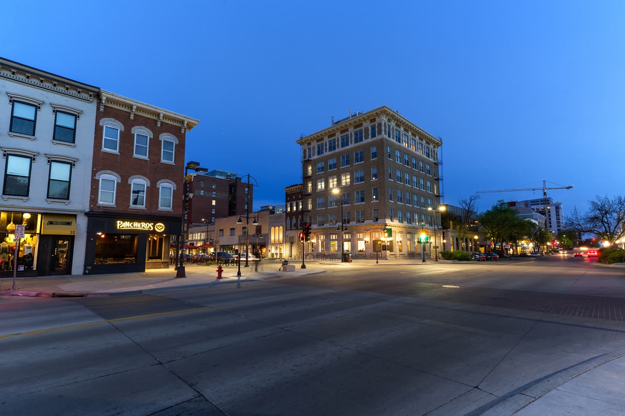 <h3 class="cms-H3-H3">18. Iowa City</h3>
<br>
<br>La personalidad de Iowa City proviene en gran parte de la Universidad de Iowa, que se encuentra en el centro de la ciudad. Tanto los lugareños como los visitantes pueden aprovechar todo lo que esta ciudad universitaria tiene para ofrecer. La ciudad disfruta de la distinción de ser una Ciudad de la Literatura de la UNESCO. Además, sus escuelas públicas son calificadas con un mejor promedio que el nacional.
<br>
<br>🏡 
<b>Estado: </b>Iowa
<br>
<br>🏡 
<b>Condado: </b>Johnson
<br>
<br>🏡 
<b>Población:</b> 75,399
<br>
