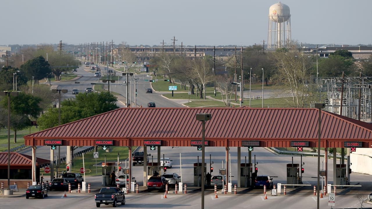 En registro de masacres del estado también figura la ocurrida el 5 de noviembre de 2009 en la base militar Fort Hood, en Killeen, un poblado al norte de Austin. En el tiroteo, un psiquiatra y mayor del ejercito abrió fuego dentro de las instalaciones de la base y 
<a href="https://www.univision.com/local/houston-kxln/noticias/nidal-malik-hasan-es-condenado-a-muerte-por-masacre-en-fort-hood" target="_blank">mató a 13 personas y dejó heridas a más de 30. </a>