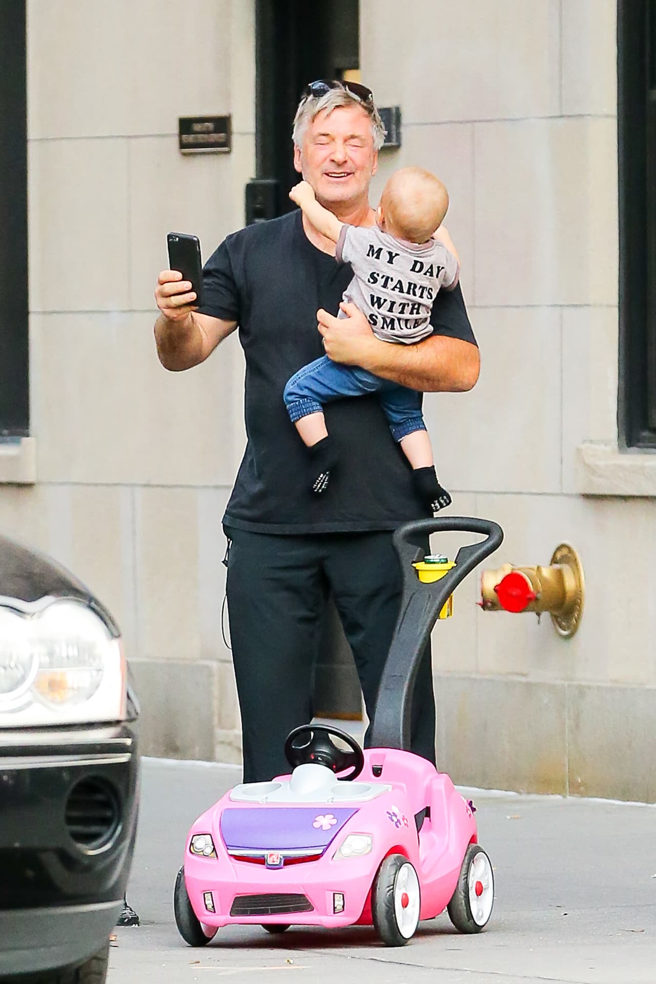 El actor reaccionó con una gran sonrisa.