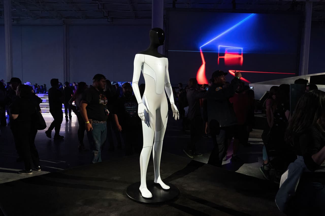 El Tesla Bot fue mostrado en las instalaciones de fabricación de Tesla Giga Texas durante la gran fiesta de inauguración.