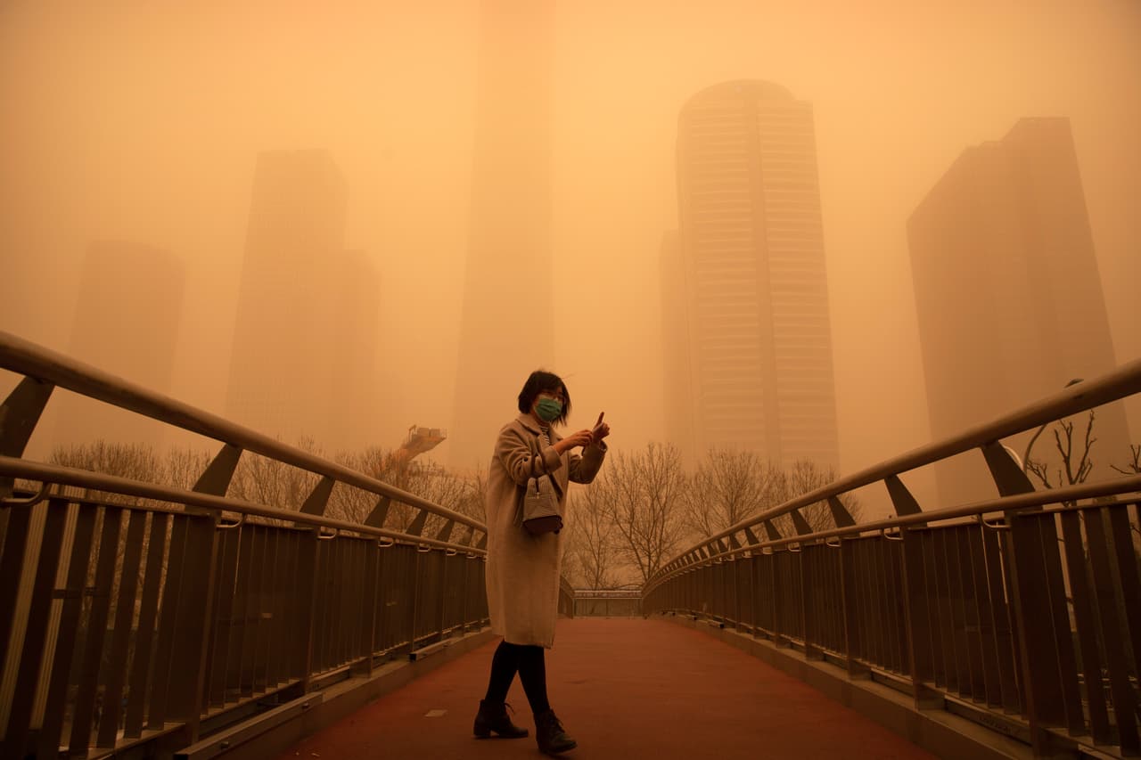 En algunos momentos del día los rascacielos del centro de Beijing parecían haber desaparecido entre el polvo y la arena. El tráfico se vio seriamente afectado y más de 400 vuelos que iban a salir de los dos principales aeropuertos de la capital fueron cancelados antes del amanecer, en medio de una baja visibilidad y fuertes vientos.