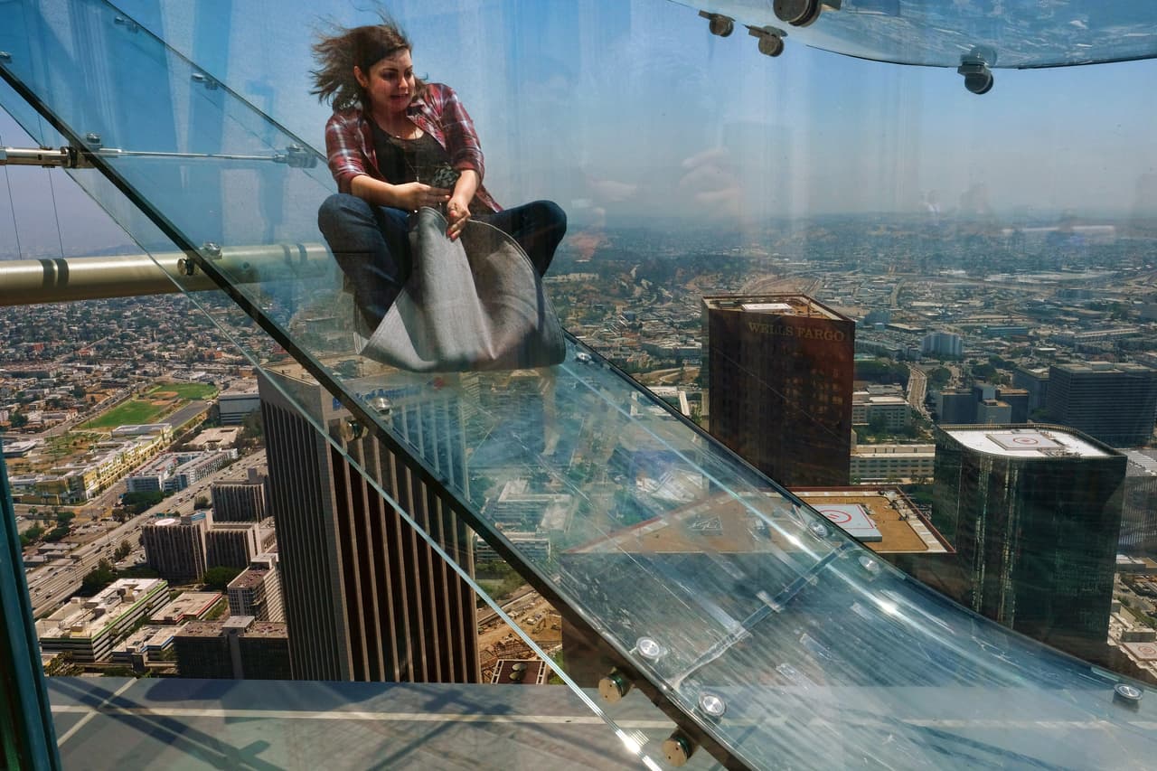 La rampa 'Skyslide' fue inaugurada el 25 de junio en lo alto del US Bank Tower de Los Ángeles.