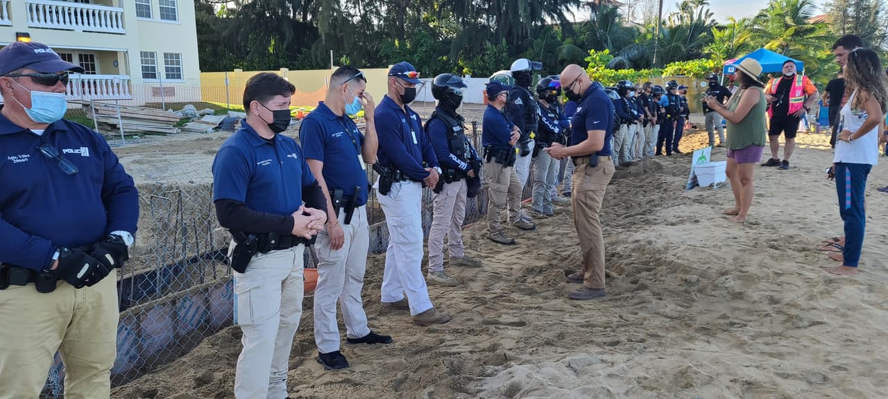 Manifestaciones y fuerte presencia policial en medio de construcción en Rincón 