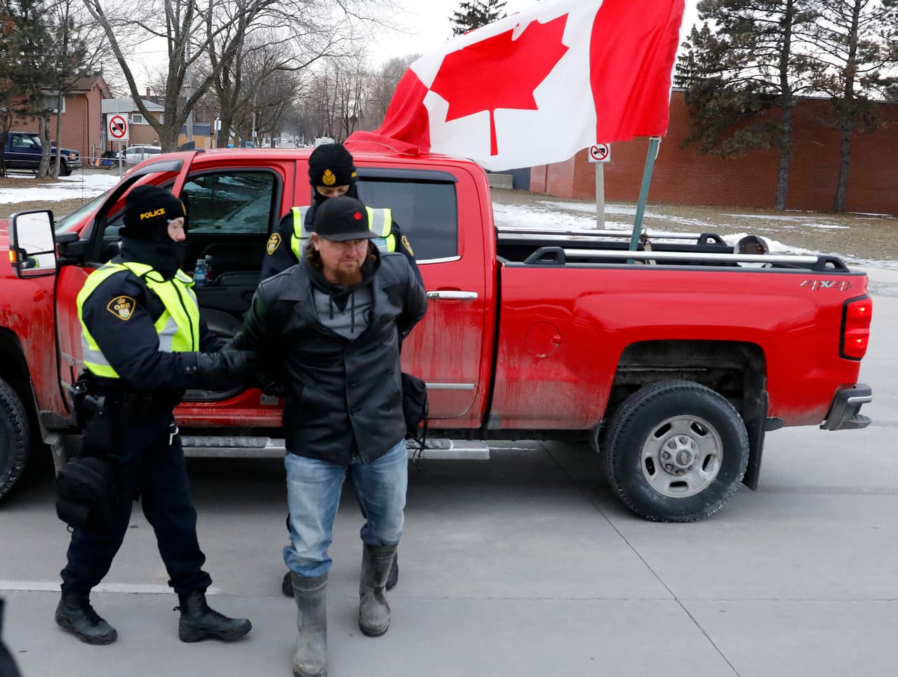 Lo que se inició como un movimiento contra los mandatos por covid se convirtió en una protesta mucho más amplia en contra de las normativas sanitarias contra la pandemia y contra el gobierno de Justin Trudeau. La semana pasada, los manifestantes bloquearon tres importantes pasos fronterizos con Estados Unidos, entre ellos el puente Ambassador en Detroit, usado diariamente por más de 40,000 viajeros y camiones con mercancía valorada en 323 millones de dólares en promedio. Este domingo, 
<a href="http://uni.vi/iTZo103oMmo" target="_blank">las autoridades lograron reabrir ese paso fronterizo</a>.