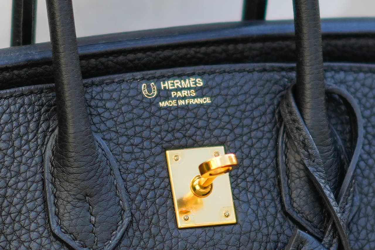 <b>Puesto 4. Familia Hermes</b>
<br>
<b>Compañía: </b>Hermes
<br>
<b>Patrimonio: 111,600 millones de dólares</b>
<br>Generaciones: 6
<br>Industria: artículos de lujo
<br>Establecida en: París, Francia
<br>
<br>Esta empresa es famosa por sus lujosos bolsos Birkin, que pueden llegar a costar miles de dólares. Entre los familiares que ocupan altos cargos en la compañía se encuentran Pierre-Alexis Dumas, director artístico, y Axel Dumas.