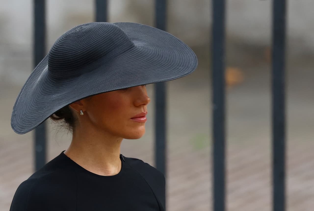 De acuerdo con el Daily Mail, se trata de un par de joyas que le regaló la reina Isabel 
<b><a href="https://www.univision.com/estilo-de-vida/bodas/los-famosos-que-asistieron-a-la-boda-del-principe-harry-y-meghan-markle-fotos" target="_blank">cuando se casó con el príncipe Harry. </a></b>
<br>