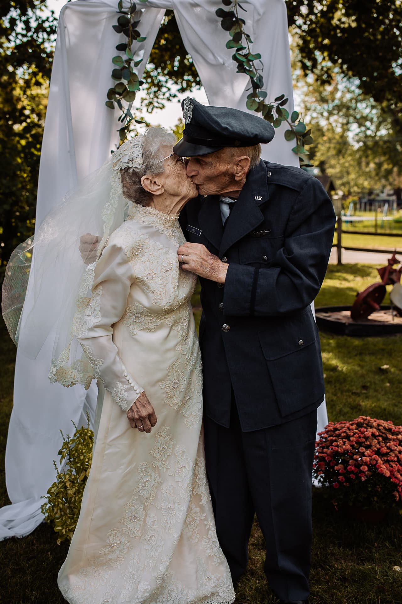 Aquel 16 de septiembre de 1944, ante la premura del viaje de King, 
<b>la </b>
<a href="https://www.univision.com/temas/bodas">boda</a>
<b> ocurrió de manera apresurada</b>. Ella llevo un vestido que no eran de novia, y él ropa formal. A la iglesia metodísta Grace United apenas asistieron algunos familiares, amigos, pero 
<b>no hubo un fotógrafo que registrara el momento</b>.