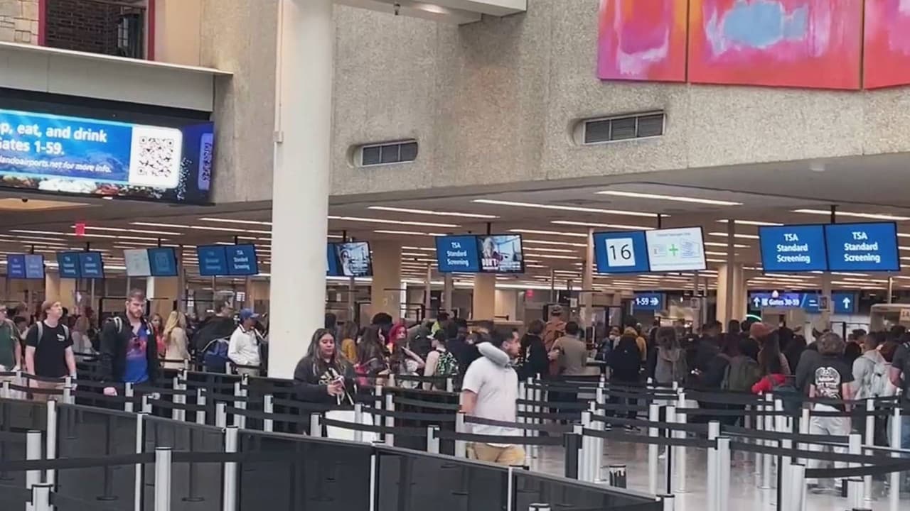 Largas filas en el Aeropuerto Internacional de Orlando tras fin de semana que rompió récord