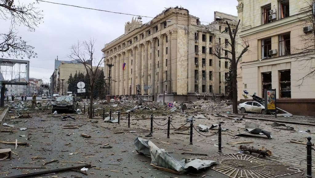 El Ejército ruso bombardeó temprano este martes el centro de Járkov, la segunda ciudad de Ucrania cerca de la frontera con Rusia. 
<b>Misiles impactaron la sede del gobierno local y el teatro de la ópera,</b> ubicados en un sector residencial.