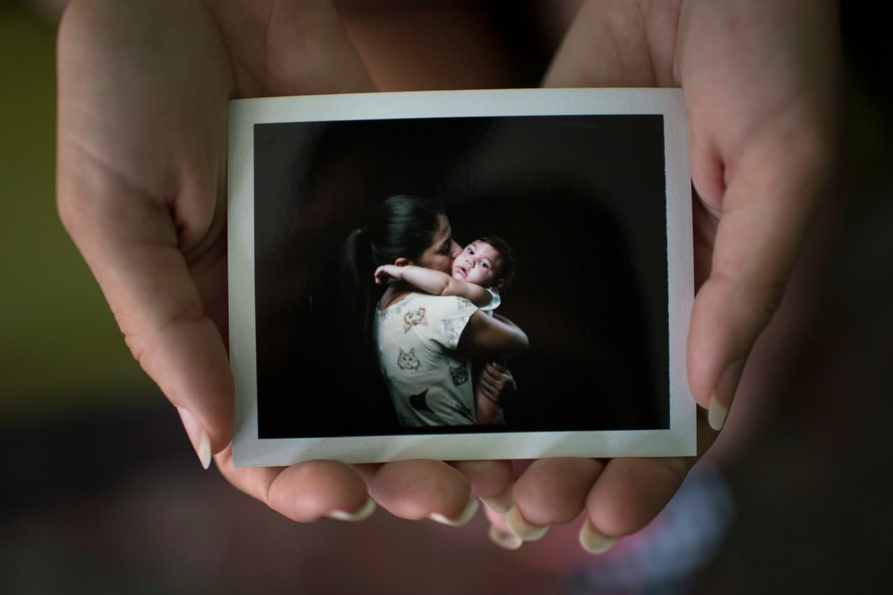 Aunque sea por un instante, Angelica Pereira, de 21 años, se sintió como cualquier otra madre retratándose junto a su hija en una sesión fotográfica. No hubo miradas condenatorias, ni esa preocupación constante de encontrar ese escaso medicamento que previene 
<a href="http://www.univision.com/noticias/virus-del-zika/epilepsia-en-recien-nacidos-otro-posible-efecto-del-zika-durante-el-embarazo"><u>convulsiones</u></a>. Ese momento quedó ahora perpetuado en la foto que sostiene entre sus manos. “Tenemos que abandonarlo todo: nuestros deberes, nuestros hogares”, exclama como tantas
<a href="http://www.univision.com/noticias/virus-del-zika/esta-madre-brasilena-tuvo-zika-embarazada-su-hijo-nacio-con-microcefalia"><u> otras madres</u></a> en su situación.