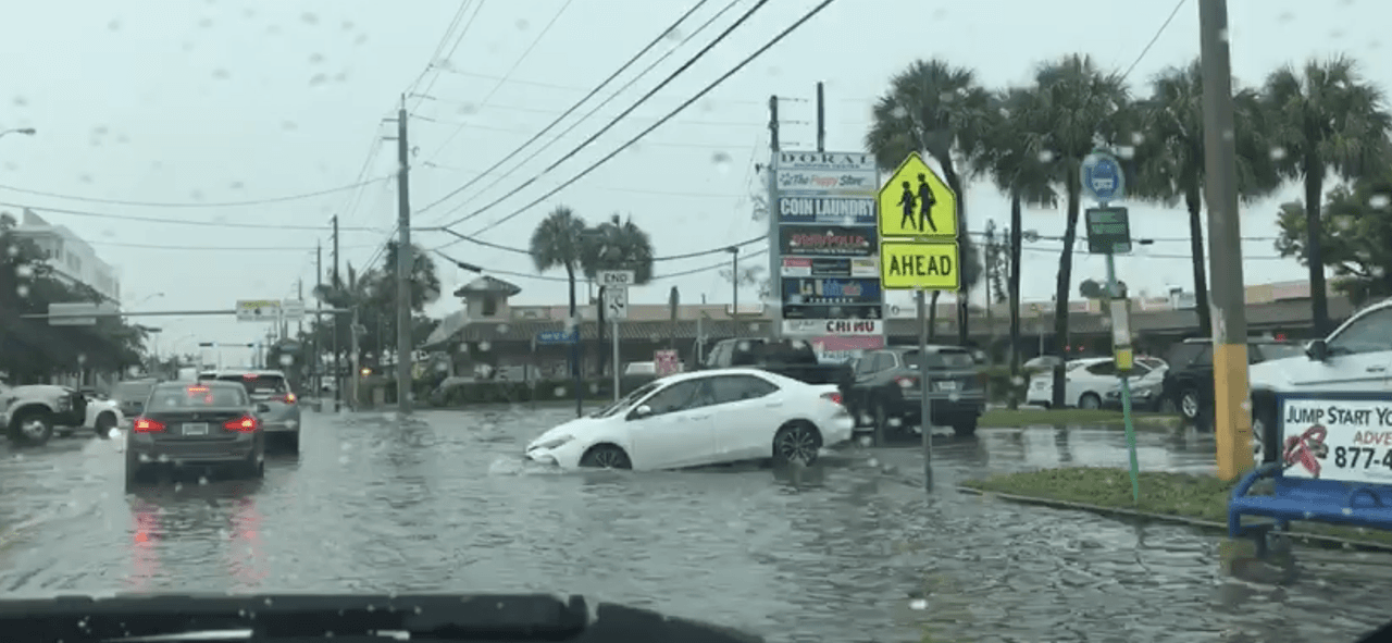 El mal tiempo en el sur de Florida durante la tarde del lunes ha originado desde cancelaciones de vuelos en el aeropuerto de Fort Lauderdale, hasta inundaciones en las calles que han afectado el tráfico.
<br>
