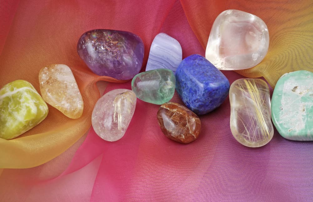 El cristal de cuarzo tiene muchos usos dentro de la Metafísica, pero requiere algunos cuidados, sobre todo limpiarlo bien y tratarlo con respeto, como se deben tratar todos los objetos de la naturaleza, máxime un cristal natural que tiene millones de años en su gestación.
<br>