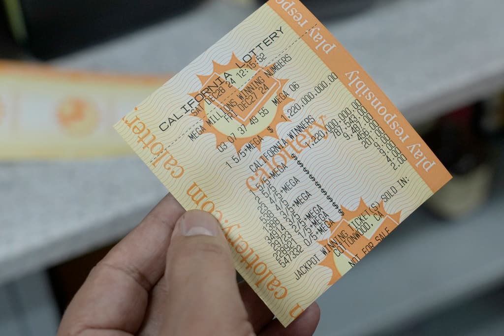 Los números ganadores del sorteo del viernes 27 de diciembre fueron: 
<b>3, 7, 37, 49, 55 y de Mega Ball dorado: 6</b>. Si la persona ganadora escoge que le paguen el premio en el momento,
<b> recibirá cerca de $549.7 millones</b>.