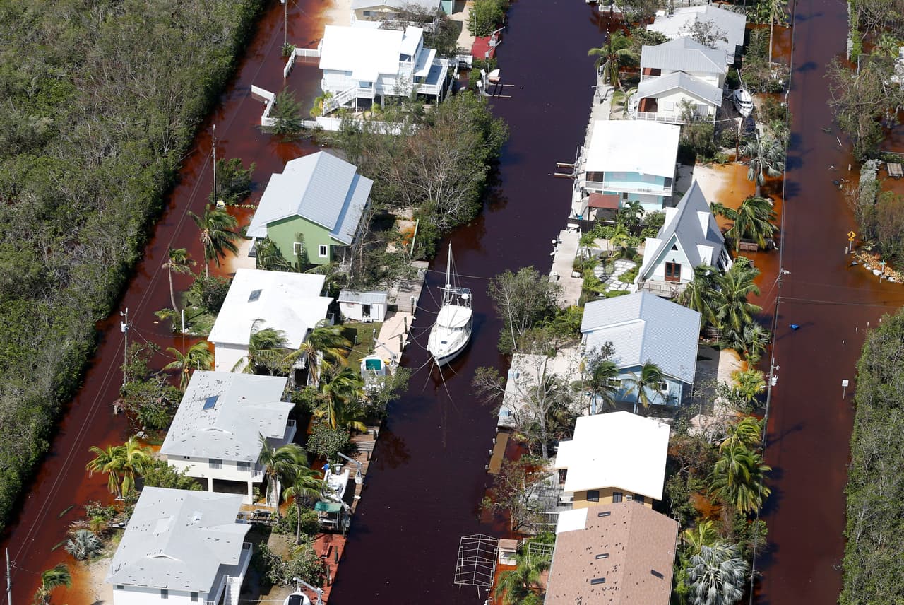 Aún se desconoce la dimensión de los destrozos que Irma ha dejado a su paso en los Cayos de la Florida. Estas son las calles visiblemente inundadas de agua turbia en Key Largo.