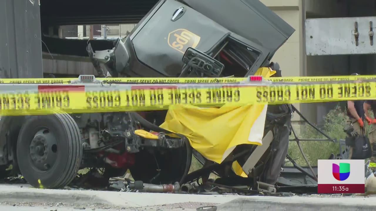 Una persona que viajaba en un tráiler de la empresa de mensajería UPS perdió la vida luego de impactarse contra otro tráiler en el cruce de la IH 35 y la calle Rittiman.