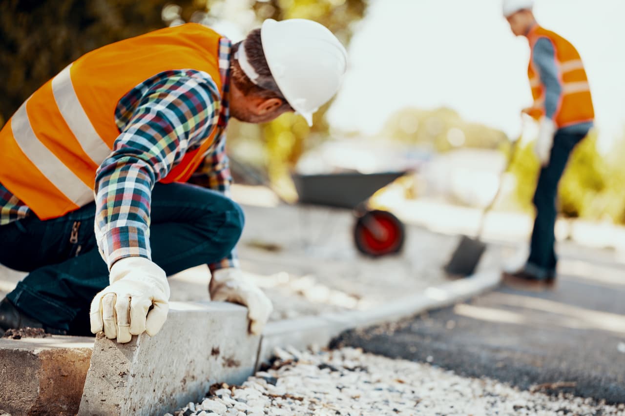 <b>Empleo. </b> Empresas de construcción o pequeños negocios suelen hacer contrataciones rápidas sin exigir revisión de los antecedentes penales. Centros como One-Stop asisten con la elaboración de resume y otros recursos profesionales. Si has tenido una experiencia como esta, 
<a href="https://www.univision.com/noticias/especiales/nos-interesa-conocer-tu-historia">nos interesa conocer tu historia. </a>
<br>