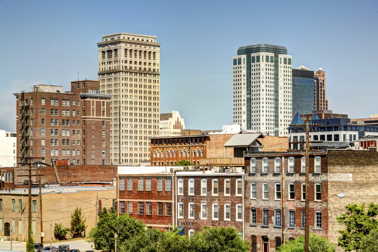 <b>Puesto 20. Alabama</b>
<br>
<br>Denuncias por robo de identidad: 354 por cada 100,000 habitantes (total: 17,376 denuncias).
<br>
<br>Pérdida de dinero promedio para todos los tipos de fraude: 280 dólares. 
<br>
<br>Usos más comunes del robo de identidad: fraude con tarjetas de crédito (42% del total) y otras estafas de identidad (34%).
<br>
<br>Según los datos de 2020 de la 
<a href="https://www.ftc.gov/system/files/documents/reports/consumer-sentinel-network-data-book-2020/csn_annual_data_book_2020.pdf"><u>Comisión Federal de Comercio</u></a>, utilizados para esta lista, las autoridades estadounidenses registraron 4,700,000 casos de fraude, robo de identidad y otras estafas. Esto rompió el récord establecido en 2019: casi 1.5 millones de denuncias.
<br>
<br>Los principales usos del robo de identidad encontrados en el estudio son para fraudes con tarjetas de crédito, otros fraudes bancarios, préstamos y alquileres, beneficios gubernamentales, beneficios de impuestos y otras estafas de identidad. 
<br>