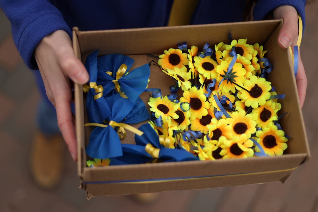 <b>Por ser la flor nacional y luego del gesto viral de esa mujer en el video, los partidarios de Ucrania han adoptado girasoles como símbolo de la resistencia y de solidaridad.</b> En la foto, manifestantes reparten girasoles en una marcha en EEUU.