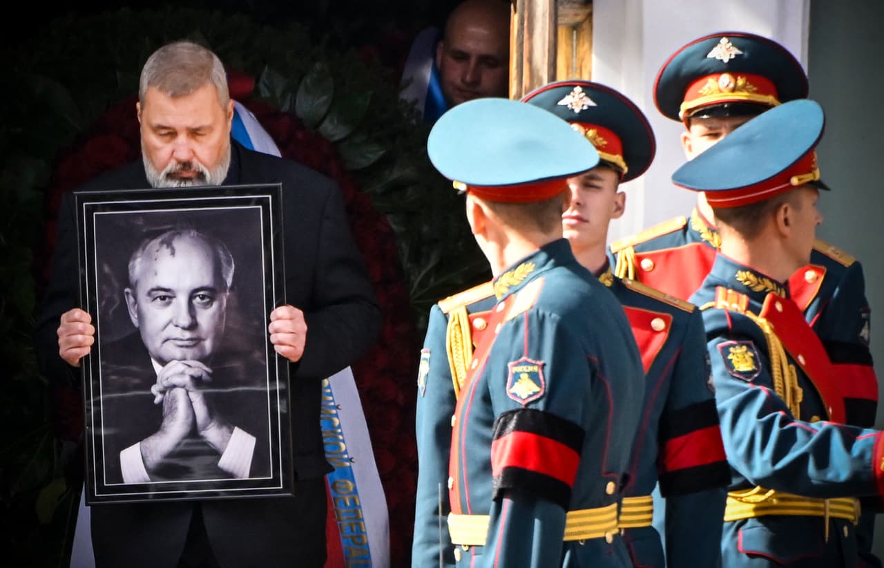 <b><a href="https://www.univision.com/noticias/mundo/mijail-gorbachov-muerte-92-anos">Mijaíl Gorbachov, último líder de la Unión Soviética </a></b>
<br>
<br>Gorbachov murió el 30 de agosto a los 91 años, después de una "larga y grave enfermedad". 
<br>
<br>Cuando las protestas a favor de la democracia se extendieron por gran parte del territorio soviético en 1989, el mandatario dejó de lado el uso de la fuerza y se convirtió en el cerebro de la perestroika con la que forjó acuerdos importantes para la reducción de armas nucleares con EEUU y demás alianzas con otras potencias de occidente, hechos que derrumbaron la conocida ‘cortina de acero’ que había dividido a Europa desde la Segunda Guerra Mundial. Gorbachov ganó el Premio Nobel de la Paz en 1990 por su papel en la Guerra Fría. 
<br>
<br>