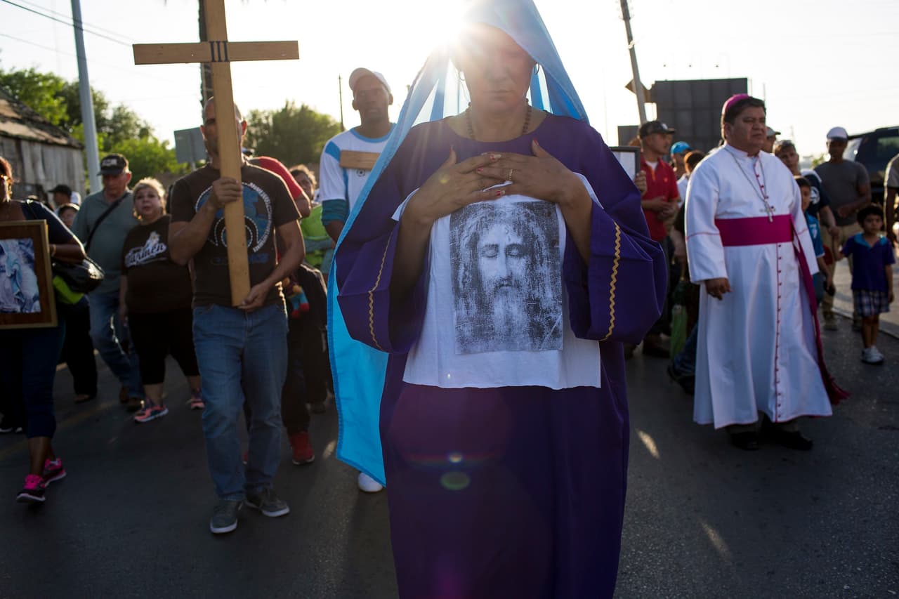 <b>Los cubanos que no lo lograron. <a href="https://www.univision.com/noticias/inmigracion/en-fotos-la-vida-cotidiana-en-la-frontera-fotos">La cubana Idenia Vidal </a></b>lidera una procesión religiosa realizada por inmigrantes en Nuevo Laredo, Tamaulipas, México, ciudad colindante con Laredo, Texas, EEUU, el 24 de marzo de 2017. Forma parte del grupo de cubanos que no pudo entrar a EEUU luego de que Barack Obama pusiera fin a la 
<b><a href="http://www.univision.com/miami/wltv/noticias/relaciones-cuba-estados-unidos/cuba-eeuu-se-acaba-la-politica-pies-secos-pies-mojados-y-ahora-que">política 'pies secos, pies mojados',</a></b> el 12 de enero de 2017. Un memorando de la 
<b><a href="http://www.univision.com/temas/relaciones-cuba-estados-unidos">ley de Ajuste Cubano</a></b>, permitía a los cubanos que tocaban suelo estadounidense permanecer de manera legal en el país, trabajar y solicitar beneficios monetarios, sociales y médicos y la residencia permanente a partir de un año de su llegada.