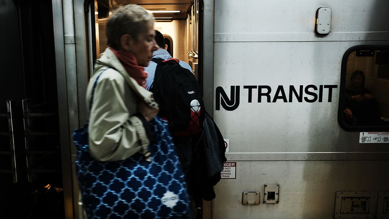 Pasajeros de NJ Transit ya están viendo aumentos en los precios de viajes en autobuses y trenes