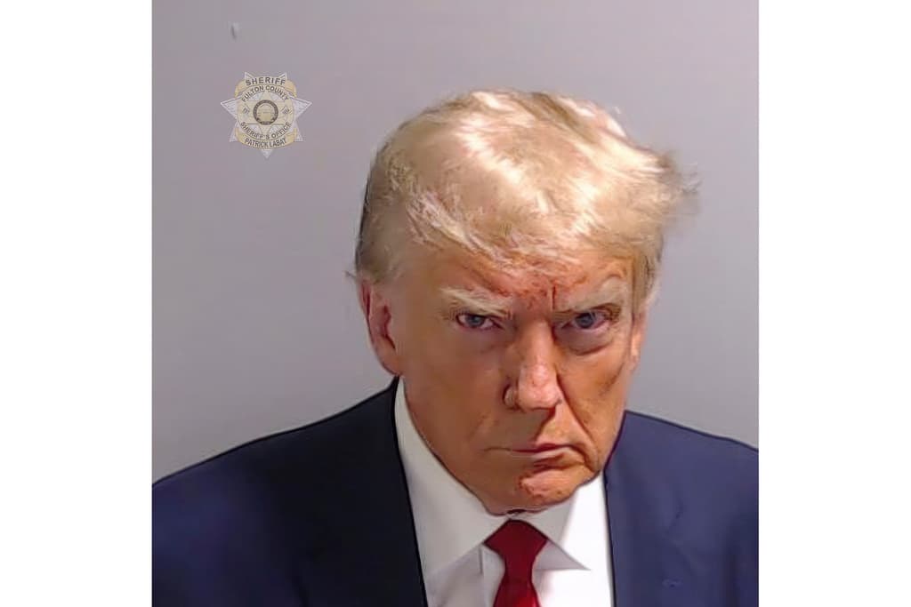 El expresidente Donald Trump en la fotografía difundida por la cárcel del condado de Fulton, en Atlanta (Georgia).