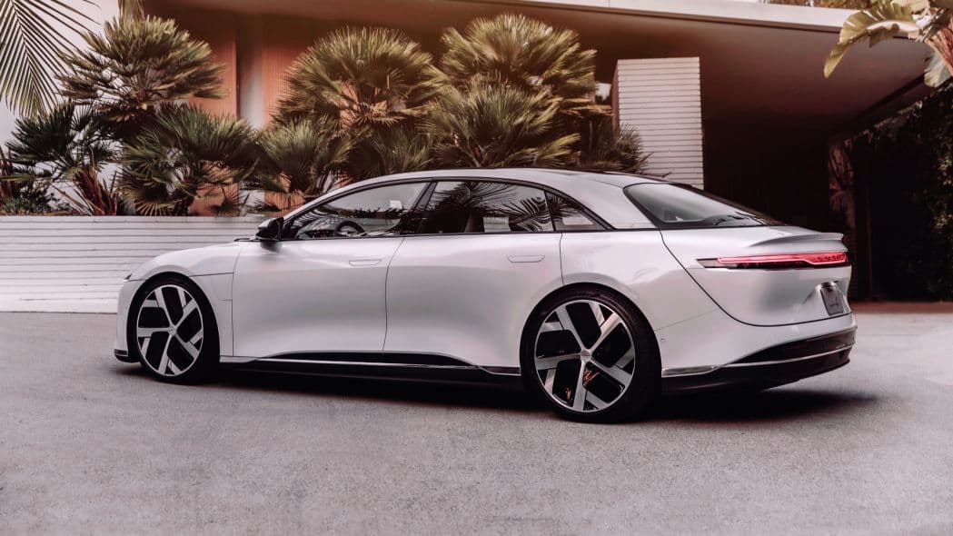 Y por último, está la Air Dream Edition, con dos motores eléctricos, uno para cada eje, con la capacidad de producir un total de 1,080 caballos de fuerza. Esta unidad acelera de 0 a 60 mph (98 km/h) en 2.5 segundos, completa el cuarto de milla en 9.9 segundos a 144 mph (231 km/h) y alcanza una velocidad máxima de 168 mph (270 km/h). Igual que la variante Air Grand Touring, la Air Dream Edition llegará a los concesionarios de Estados Unidos en el segundo trimestre de 2021.