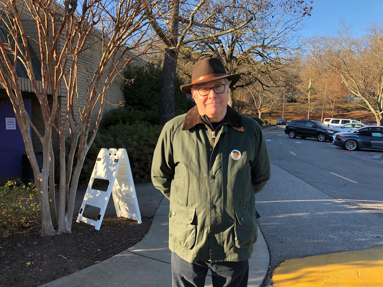 George Peterson habló del voto por los republicanos 
<a href="null">Kelly Loeffler</a> y 
<a href="https://www.univision.com/local/atlanta-wuvg/elecciones-estados-unidos-2020/david-perdue-senador-georgia-seguidor-de-trump-reeleccion">David Perdue</a> en la segunda vuelta del Senado de Georgia en Chastain Park en Atlanta. Peterson, como muchos votantes en esta área de Atlanta, votó por el demócrata 
<a href="https://www.univision.com/temas/joe-biden">Joe Biden</a>, pero también emitió su voto por el candidato republicano al Senado.